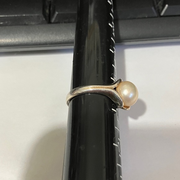 Lustrous White Pearl Ring in Sterling Silver Band - Picture 2 of 8